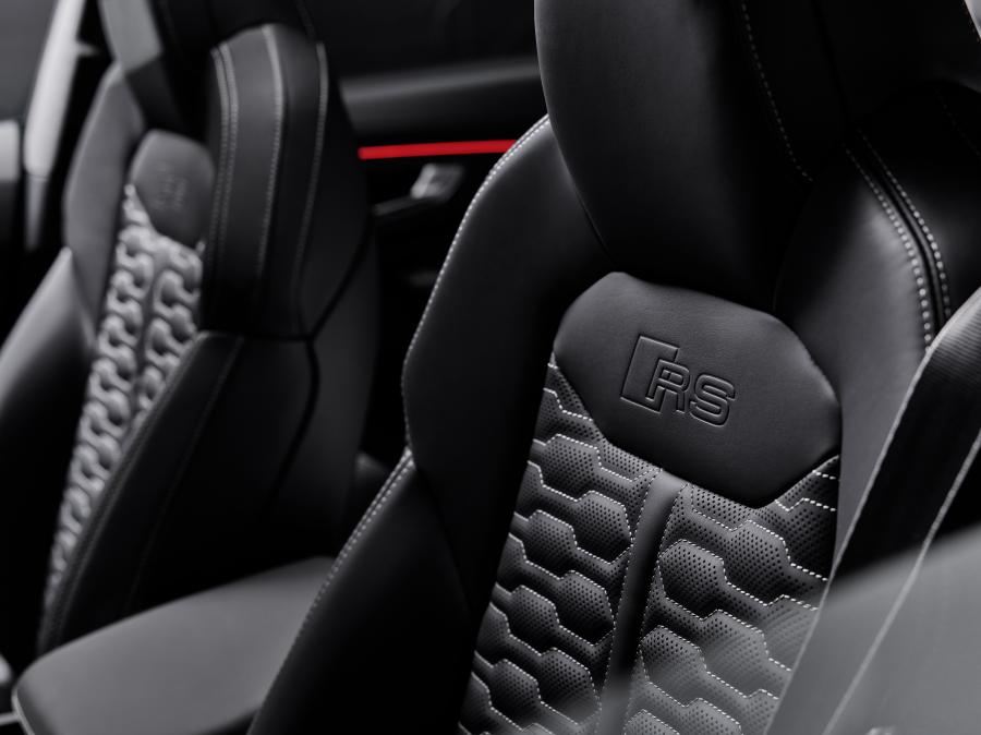 Детали интерьера Audi RS Q8 2020 года  (WW) (фото 6 из 92)
